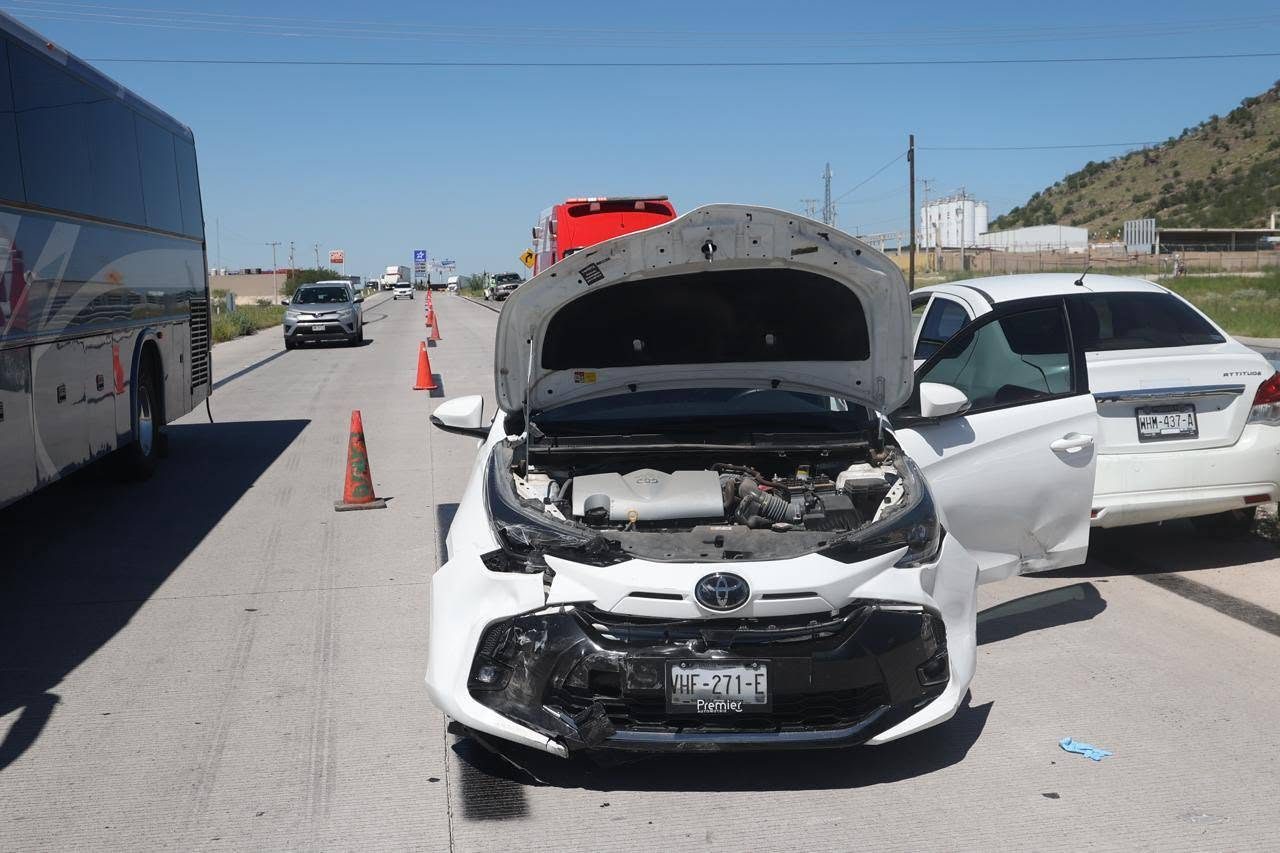 Choque entre dos vehículos deja dos personas lesionadas en la salida sur de Hermosillo