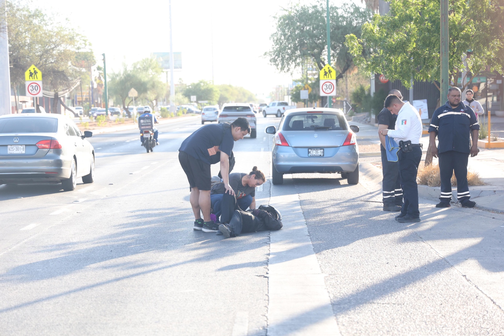 Un motociclista resultó lesionado tras participar en choque con un vehículo tipo camioneta, ocurrido al poniente de la ciudad.