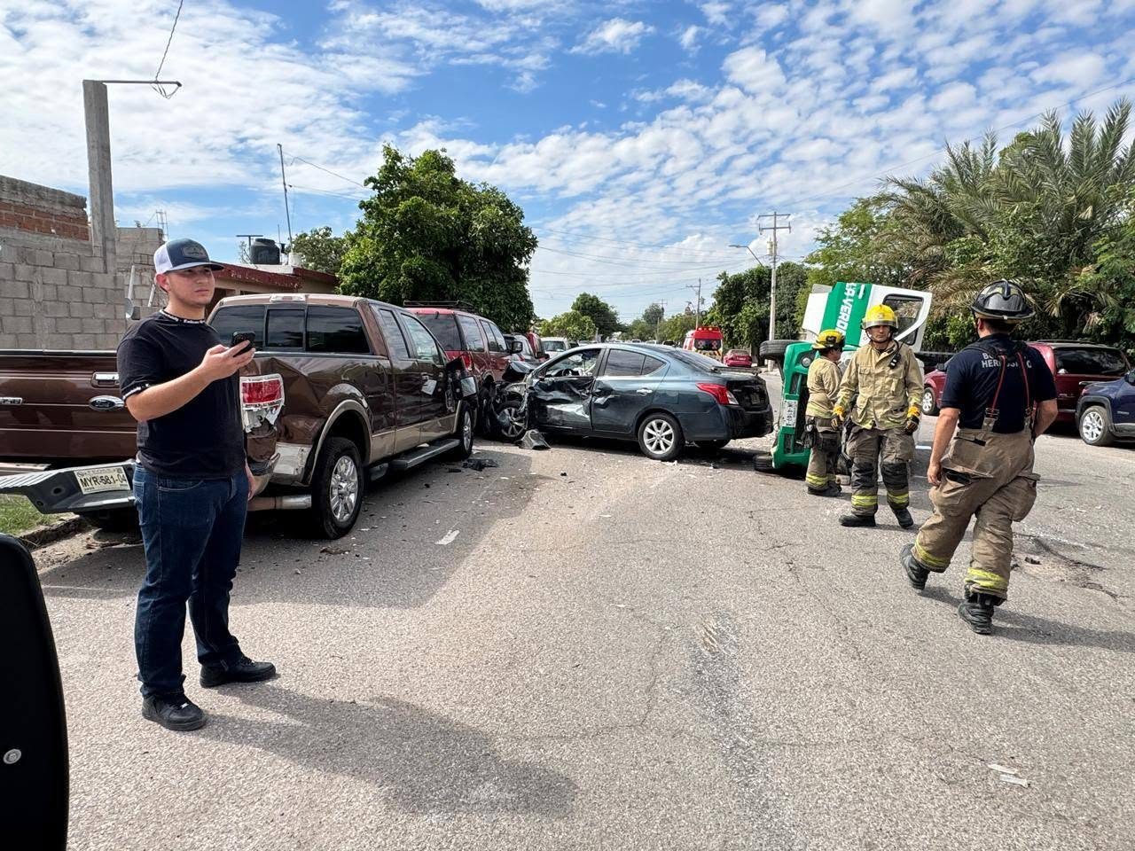 Patrulla verde de Servicios Públicos vuelca tras choque en Hermosillo; dos personas resultan lesionadas