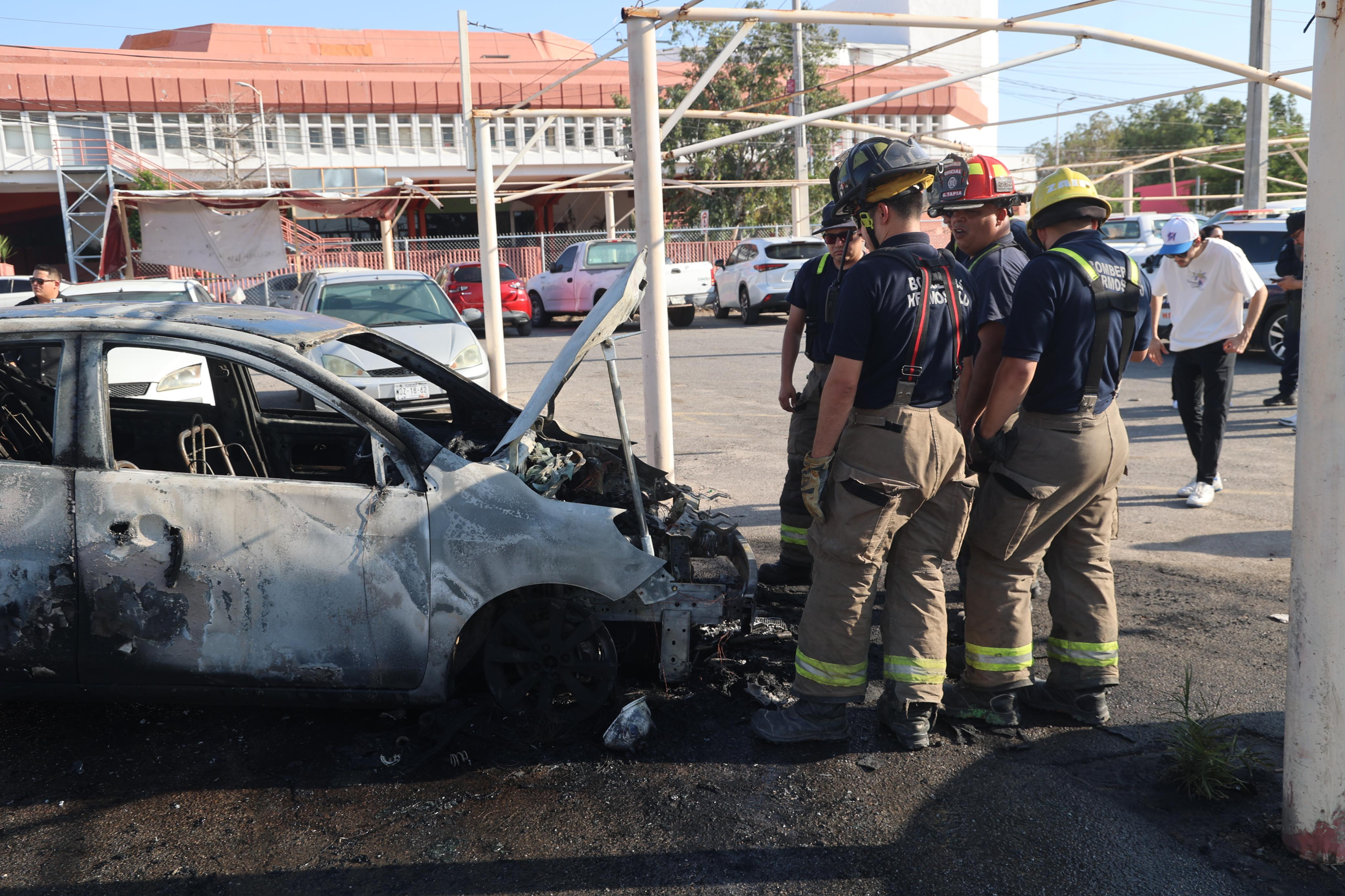 Un incendio destruyó un vehículo tipo sedán en uno de los estacionamiento del Centro de Gobierno.