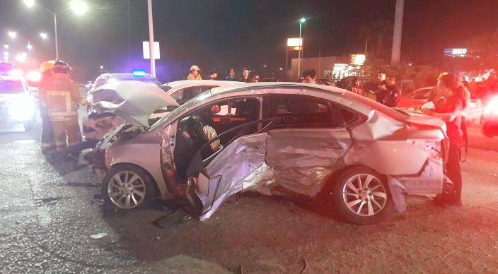 Choque de cuatro vehículos deja dos lesionados al norte de Hermosillo