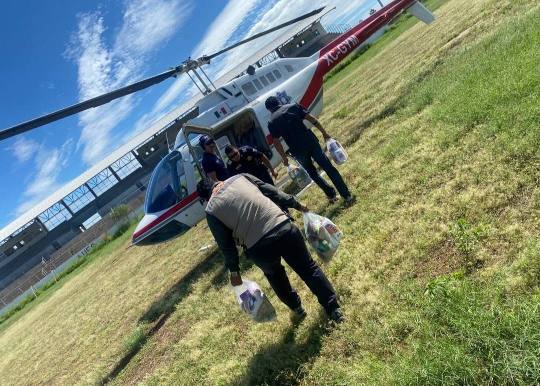 Llevan en helicóptero víveres a familias afectadas por el huracán Polo en zona rural de Cajeme