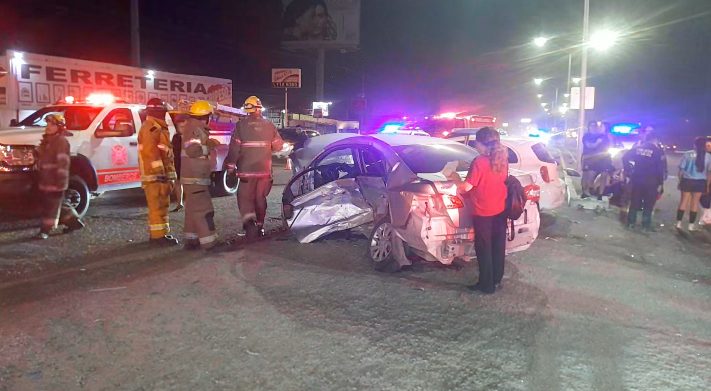 Choque de cuatro vehículos deja dos lesionados al norte de Hermosillo