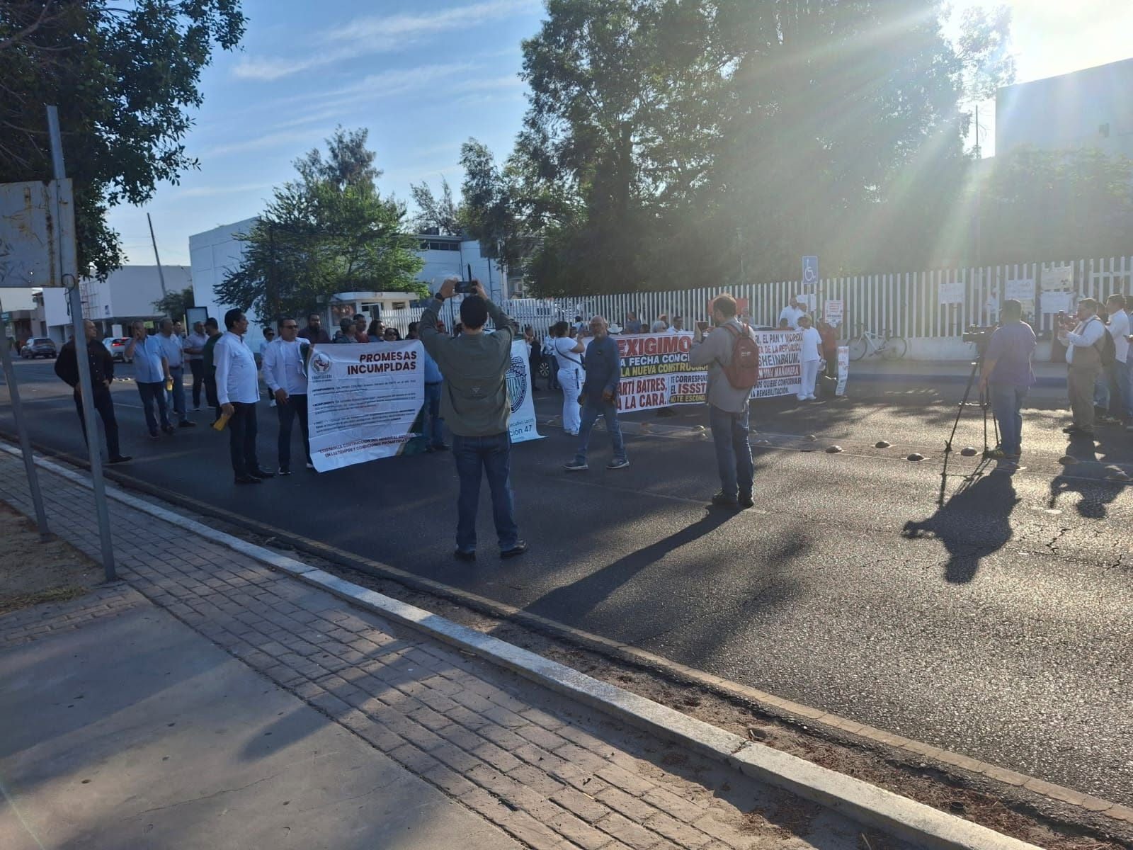 De nueva cuenta, trabajadores y derechohabientes se manifiestan en el Hospital ISSSTE Dr. Fernando Ocaranza