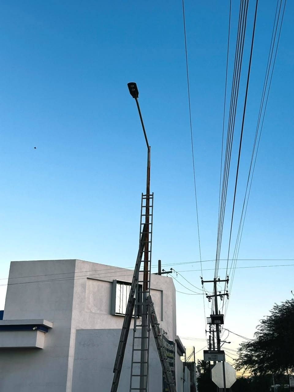 Muere hombre tras recibir descarga eléctrica mientras pintaba poste en la colonia San Benito