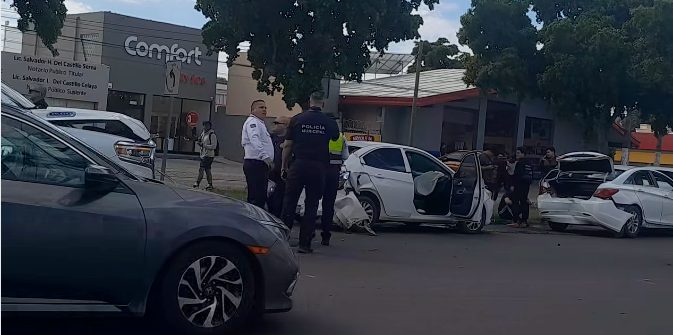 Choque de cuatro vehículos en el bulevar Navarrete deja tres personas lesionadas en Hermosillo