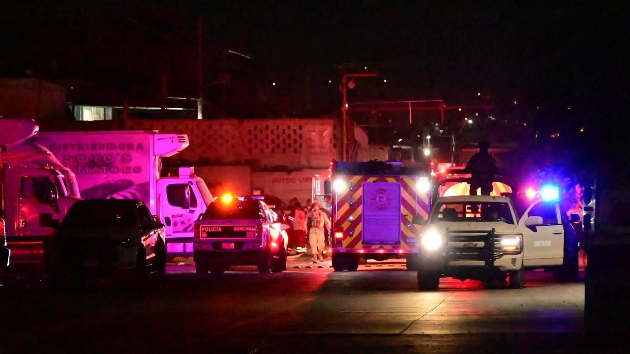 Voraz incendio consume área del Mercado de Abastos y alcanza seis viviendas en Hermosillo