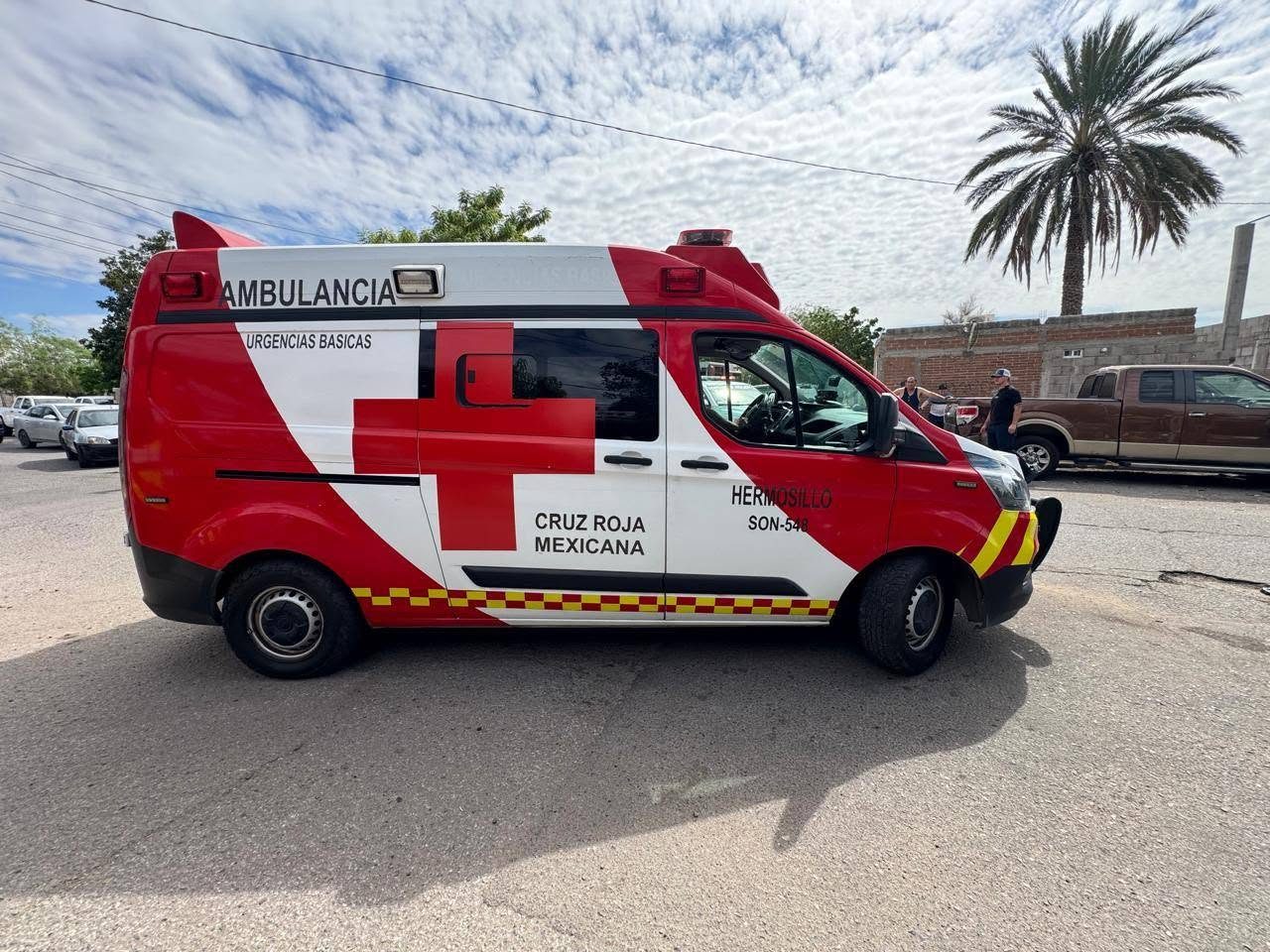 Patrulla verde de Servicios Públicos vuelca tras choque en Hermosillo; dos personas resultan lesionadas