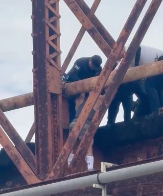Evitan que hombre se arroje desde puente de la presa Abelardo L. Rodríguez