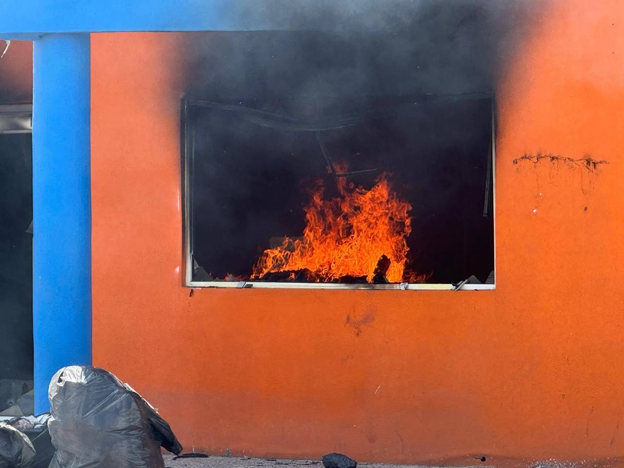 Fuerte incendio consume parte de un local abandonado sobre el bulevar Solidaridad