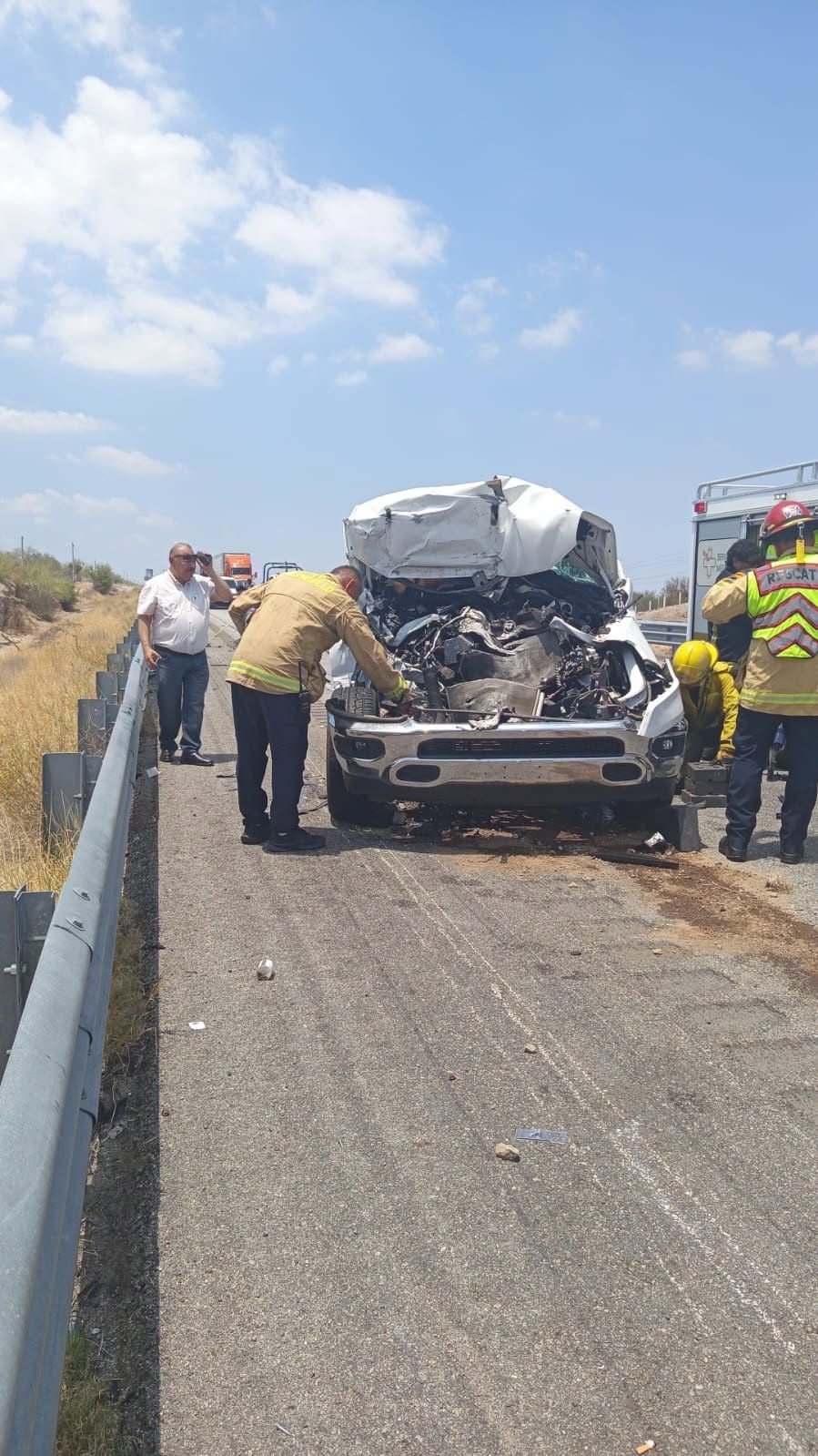 Mujer y menor resultan gravemente lesionados tras choque en la carretera Hermosillo-Nogales