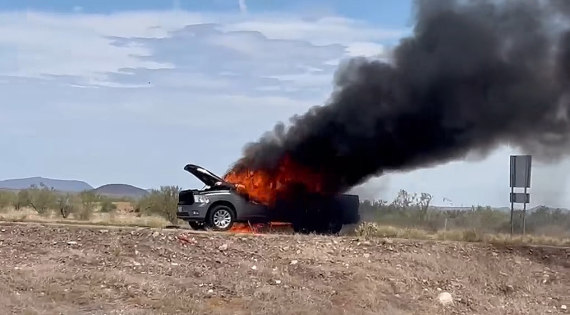 Vehículo termina envuelto en llamas en la carretera Hermosillo–Guaymas