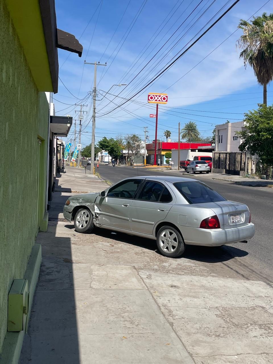 Aparatoso choque en la colonia San Benito deja cuantiosos daños materiales