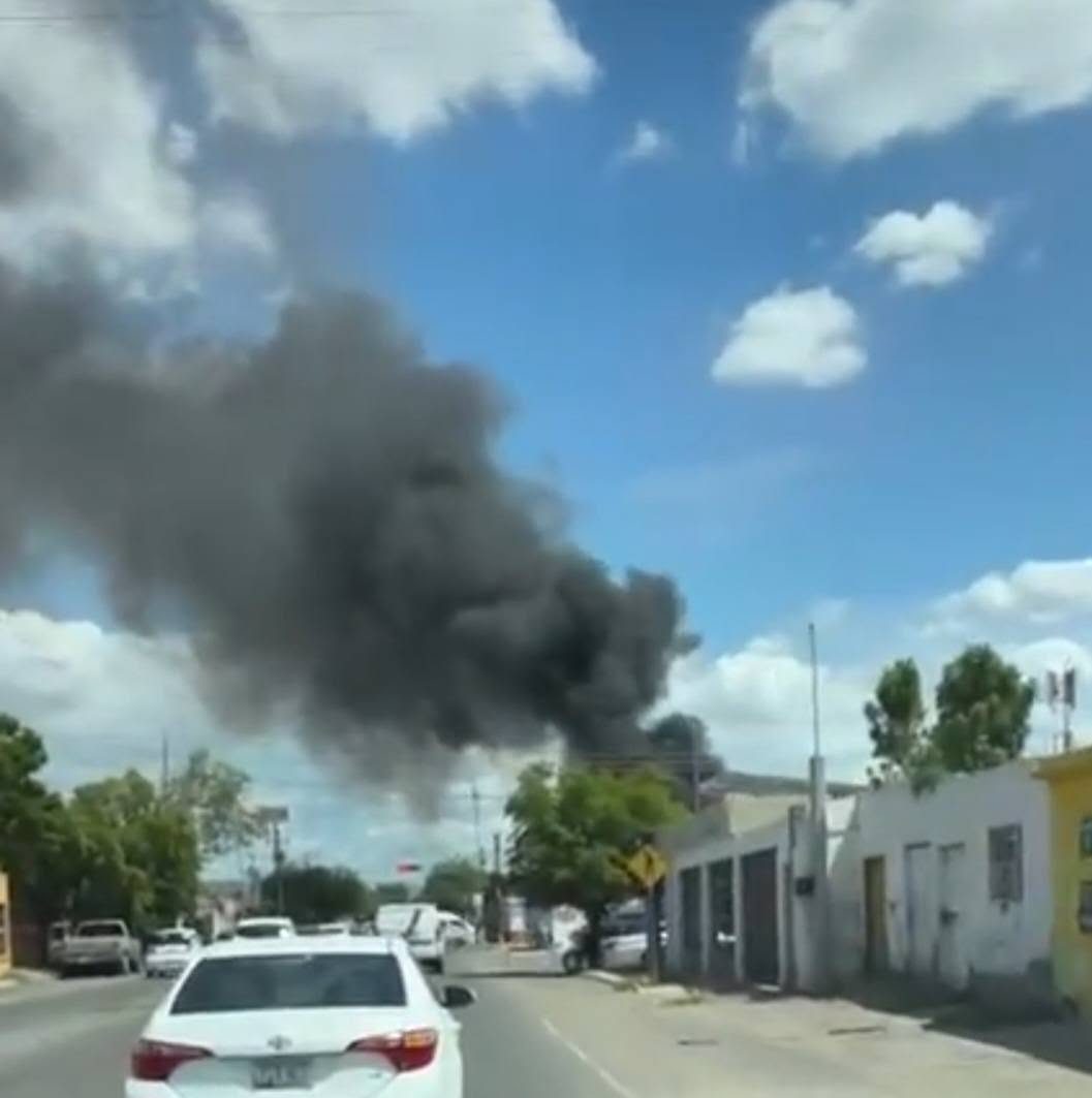 Bomberos atienden incendio en acumulación de basura en la colonia Olivares