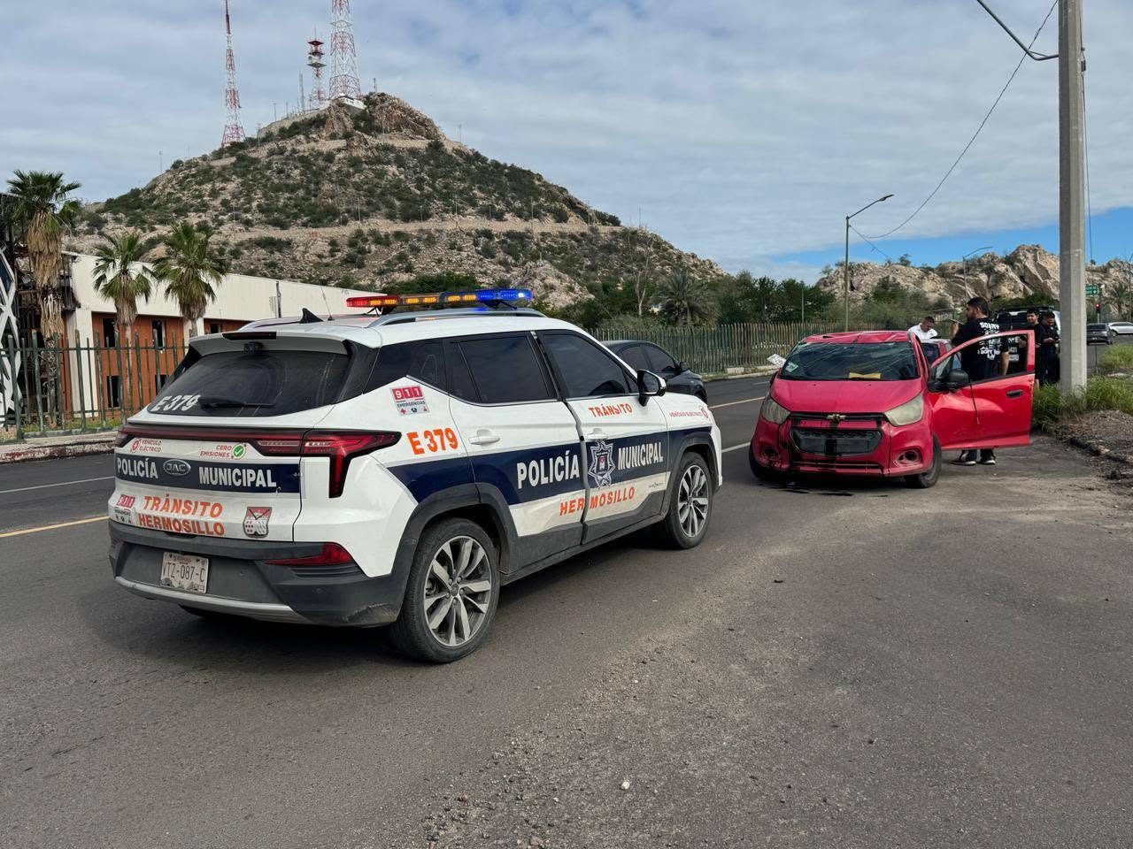 Fuerte choque termina con un Chevrolet volcado en Paseo Río Sonora; no hubo lesionados
