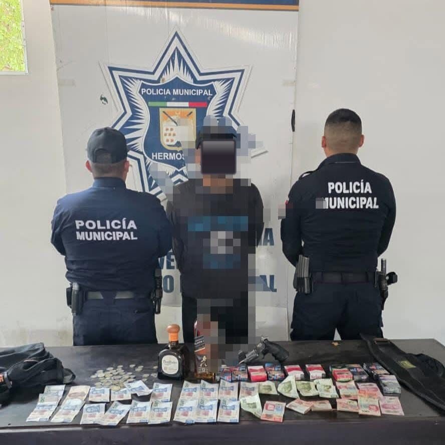 En la colonia Sahuaro, elementos de la Policía Municipal arrestaron a un sujeto que con réplica de arma de fuego asaltó un comercio.