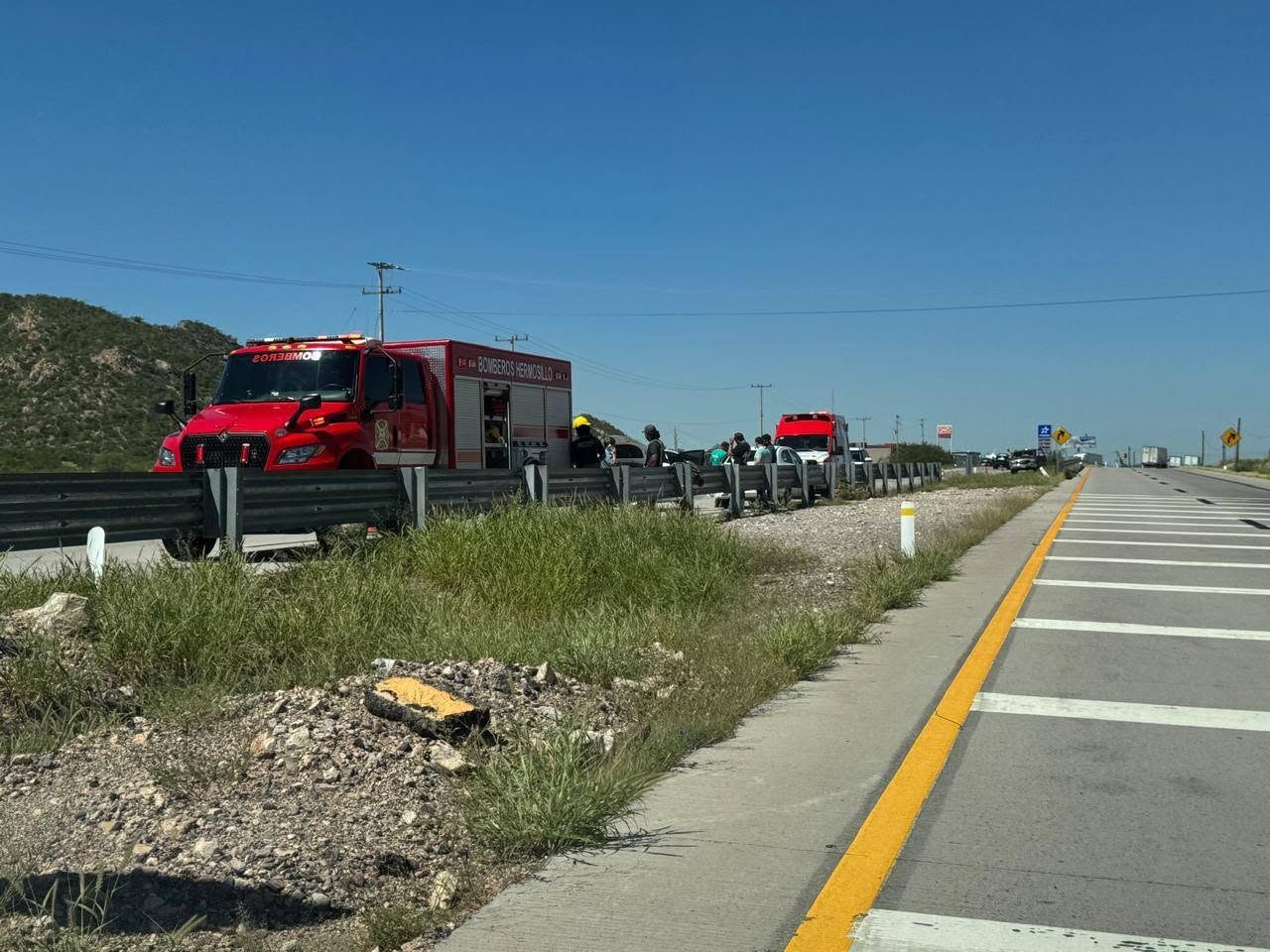 Choque entre dos vehículos deja dos personas lesionadas en la salida sur de Hermosillo
