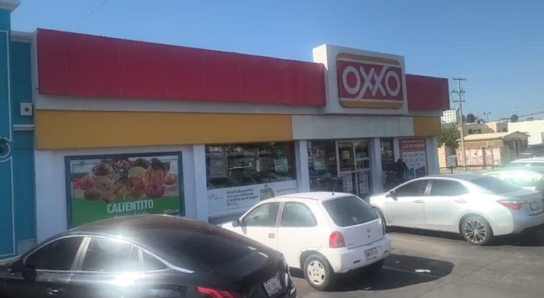 POR ANDAR SUCIOS Y SUDADOS, LOS ENCARGADOS DE UN OXXO LE NIEGAN EL ACCESO A BOMBEROS