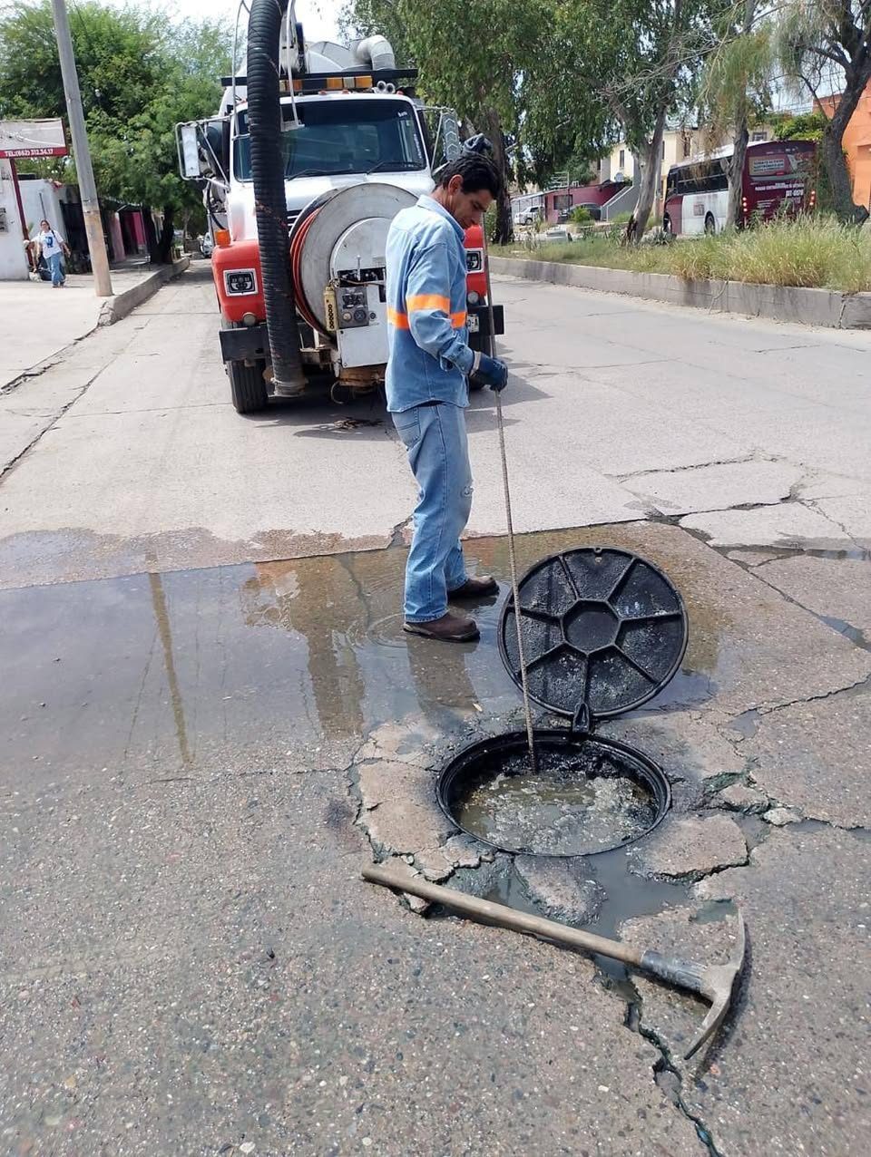 Llama AguaH a evitar tirar basura y residuos en calles y alcantarillas !