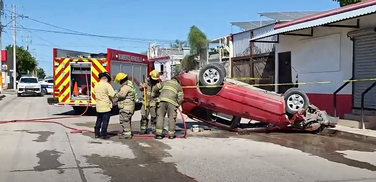 Camioneta choca contra un comercio y termina volcada en El Sahuaro; viajaban una mujer y su bebé