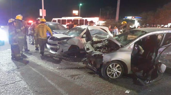 Choque de cuatro vehículos deja dos lesionados al norte de Hermosillo