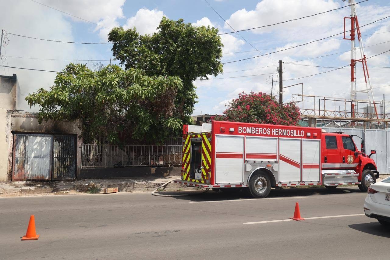 Bomberos atienden incendio en acumulación de basura en la colonia Olivares