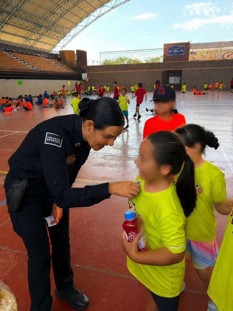 Convive Policía Estatal con niñas y niños en campamento de verano Codeson