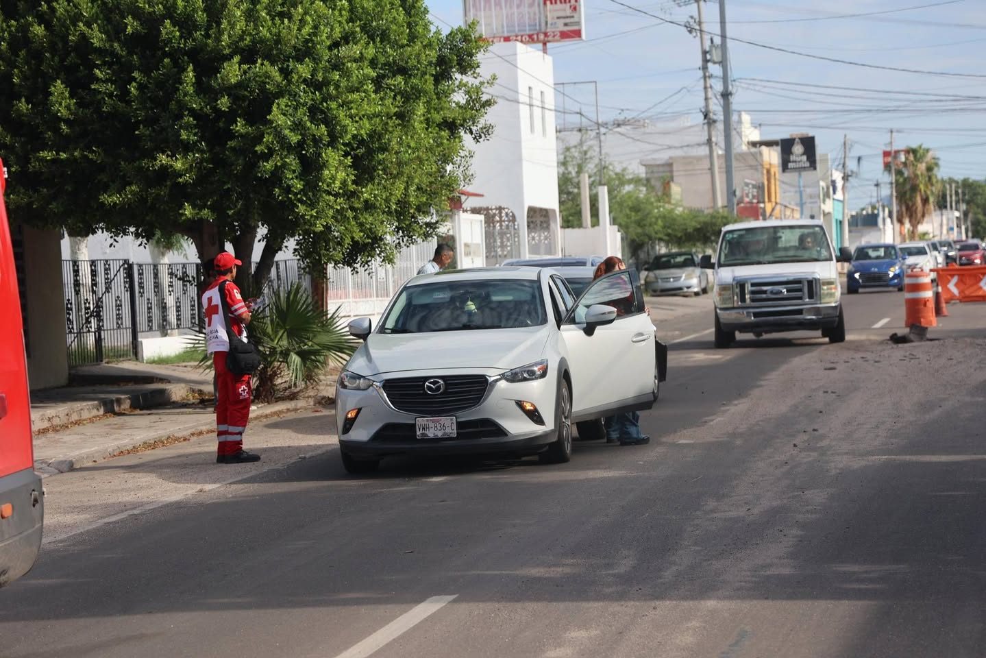 Choque por alcance entre tres vehículos deja daños materiales en la colonia San Benito