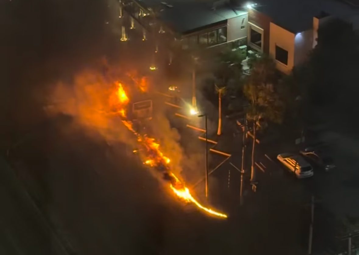 Incendio consume camión de la Línea 9 en bulevar Kino; cerca de 30 pasajeros logran salir a salvo