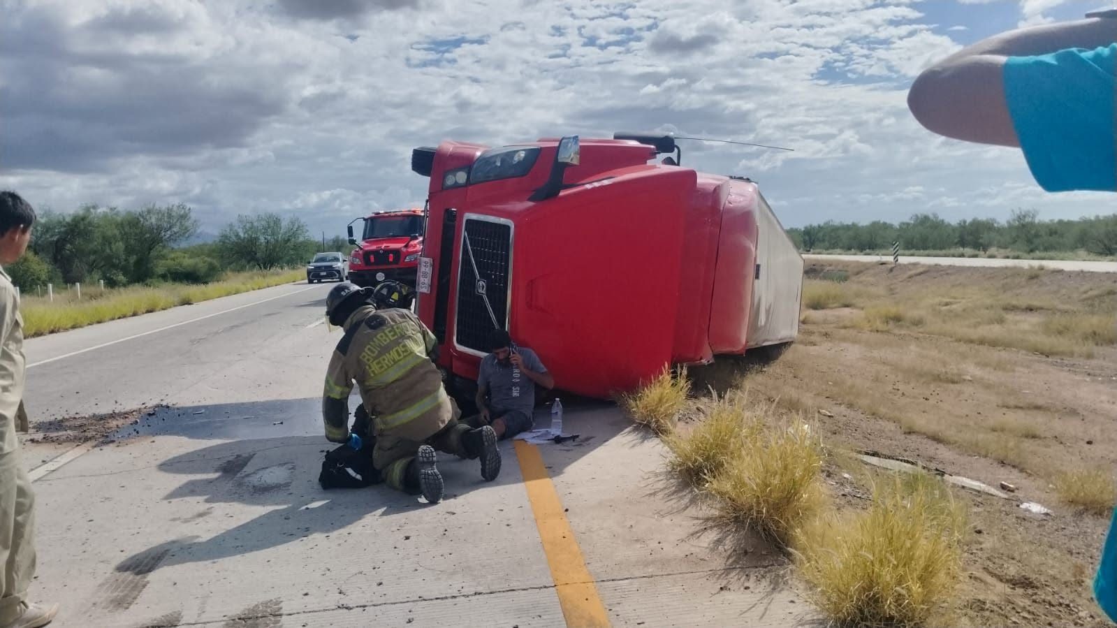 Vuelca tráiler cargado con toneladas de cartón en la carretera Hermosillo-Guaymas