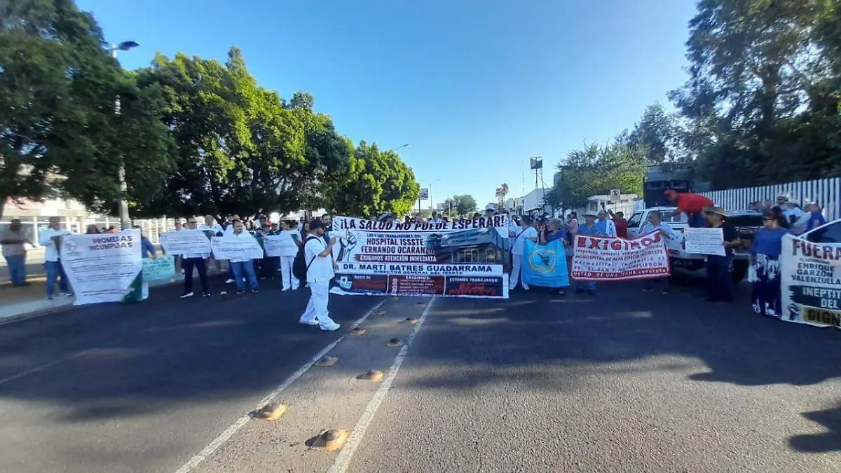 TRABAJADORES DEL ISSSTE BLOQUEARON EL BULEVAR MORELOS PARA EXIGIR RESPUESTAS A SUS DEMANDAS