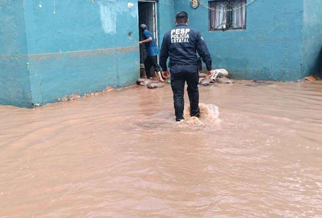 Policía Estatal brinda auxilio y protección a familias en zonas afectadas por lluvias en Sonora