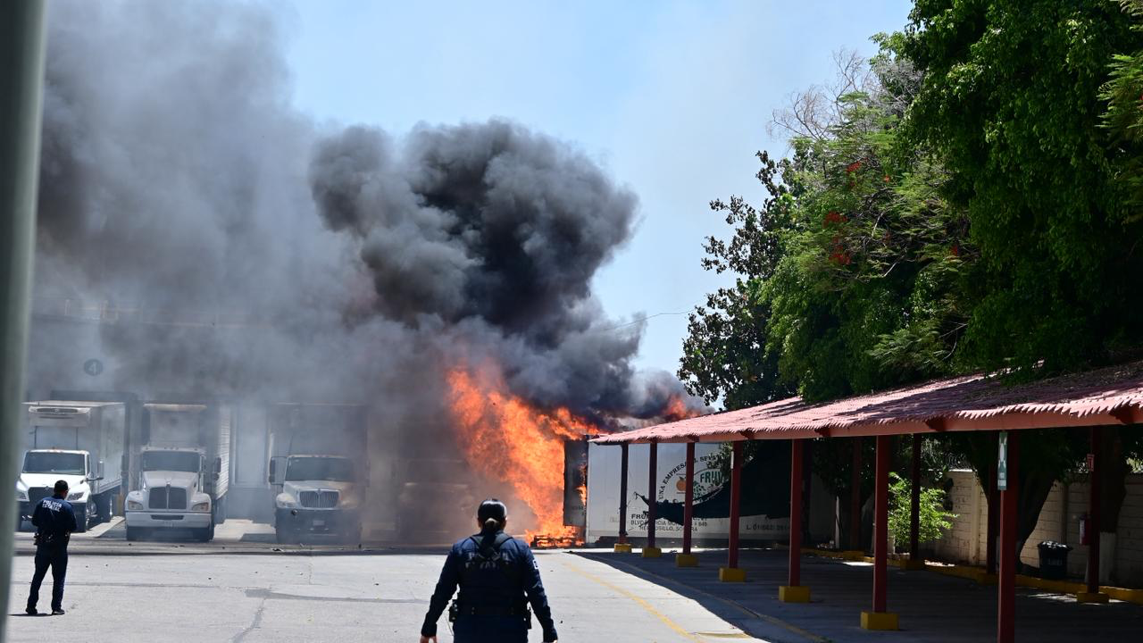 INCENDIO EN EMPRESA FRUVER MOVILIZA A BOMBEROS EN HERMOSILLO