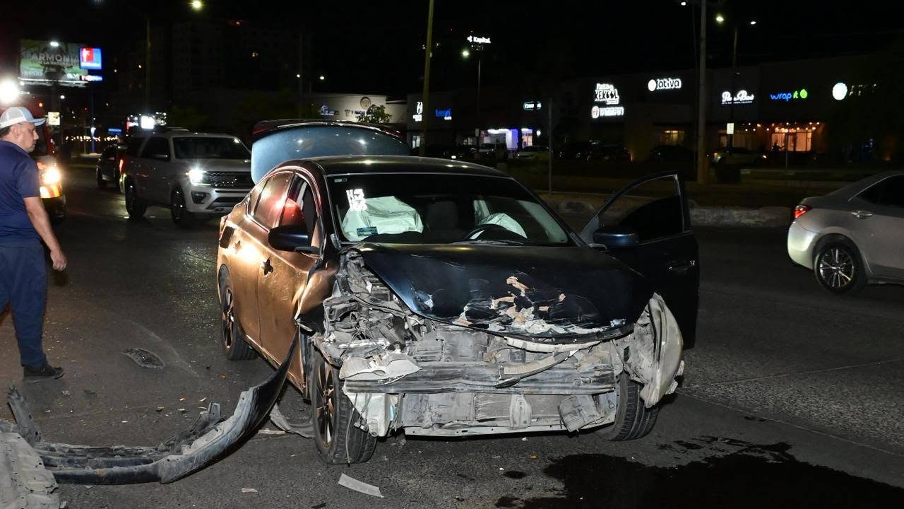 Choque entre dos vehículos deja cuantiosos daños materiales en Navarrete y la calle San Bernardino