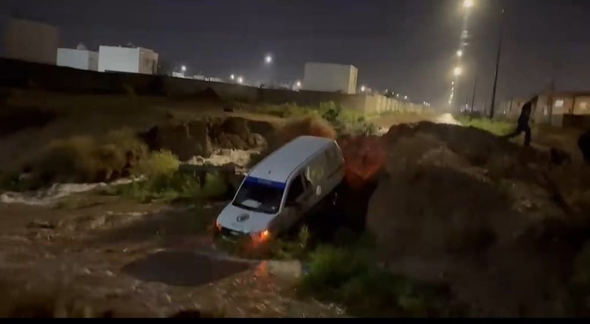Vehículo cae a canal durante fuerte tormenta al norte de Hermosillo