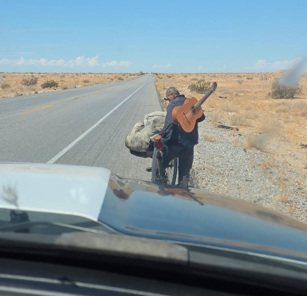 Localizan a hombre de 75 años reportado como desaparecido mientras viajaba en bicicleta por carretera en Sonora