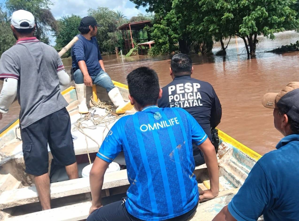 Policía Estatal brinda auxilio y protección a familias en zonas afectadas por lluvias en Sonora