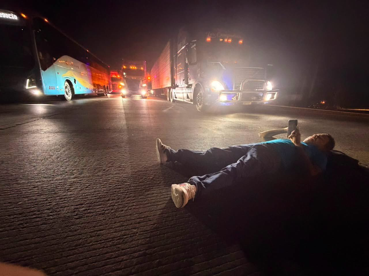 Ciudadanos del sur y alrededores bloquean la carretera México 15 por falta de suministro de luz!