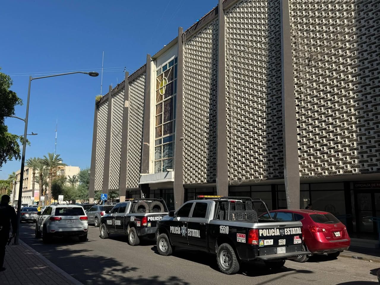Evacúan edificio del ISSSTESON por sobrecalentamiento en cableado eléctrico