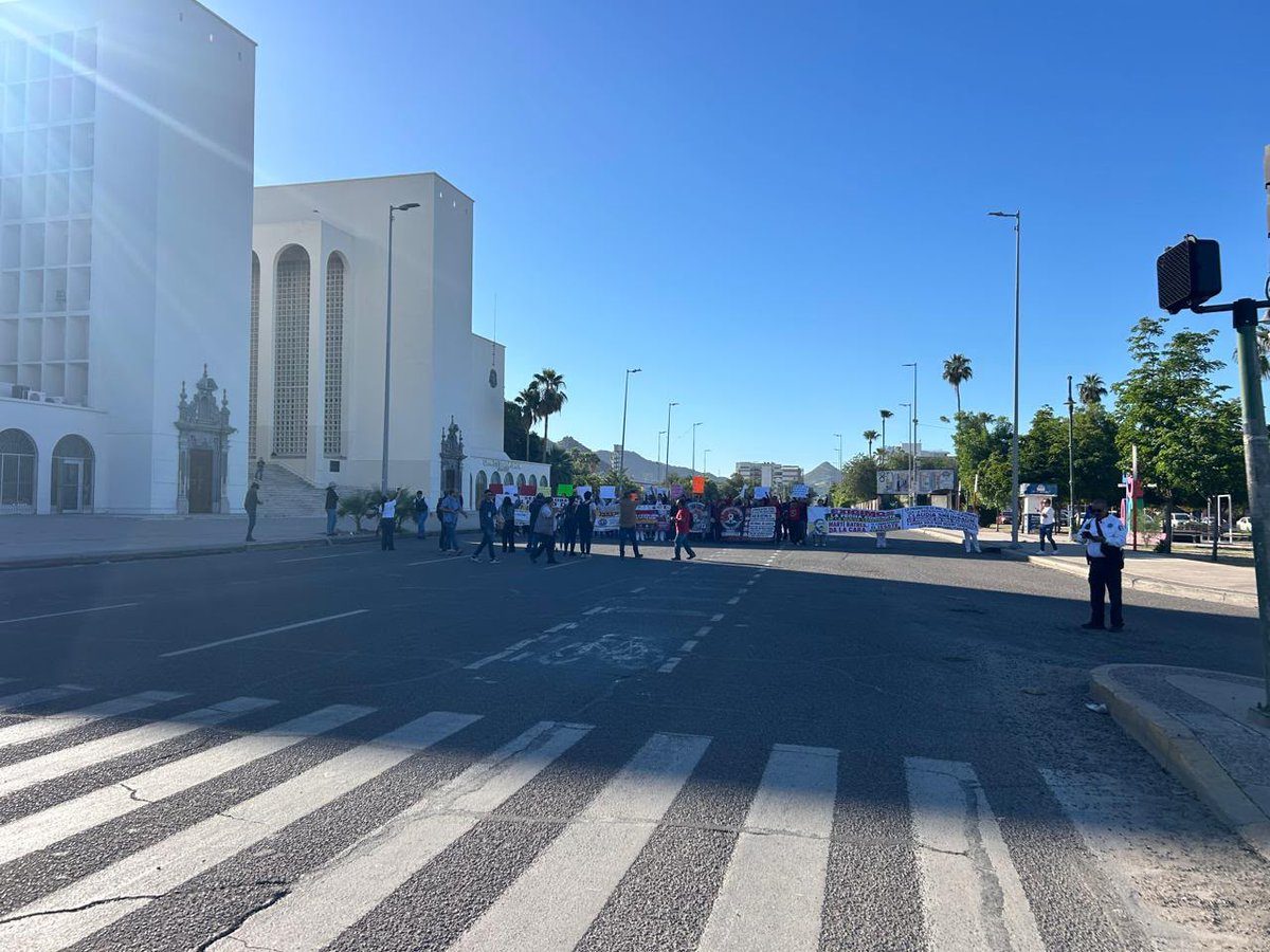 Trabajadores de salud marchan hacia Palacio de Gobierno en Hermosillo; exigen mejores condiciones laborales y jubilación digna