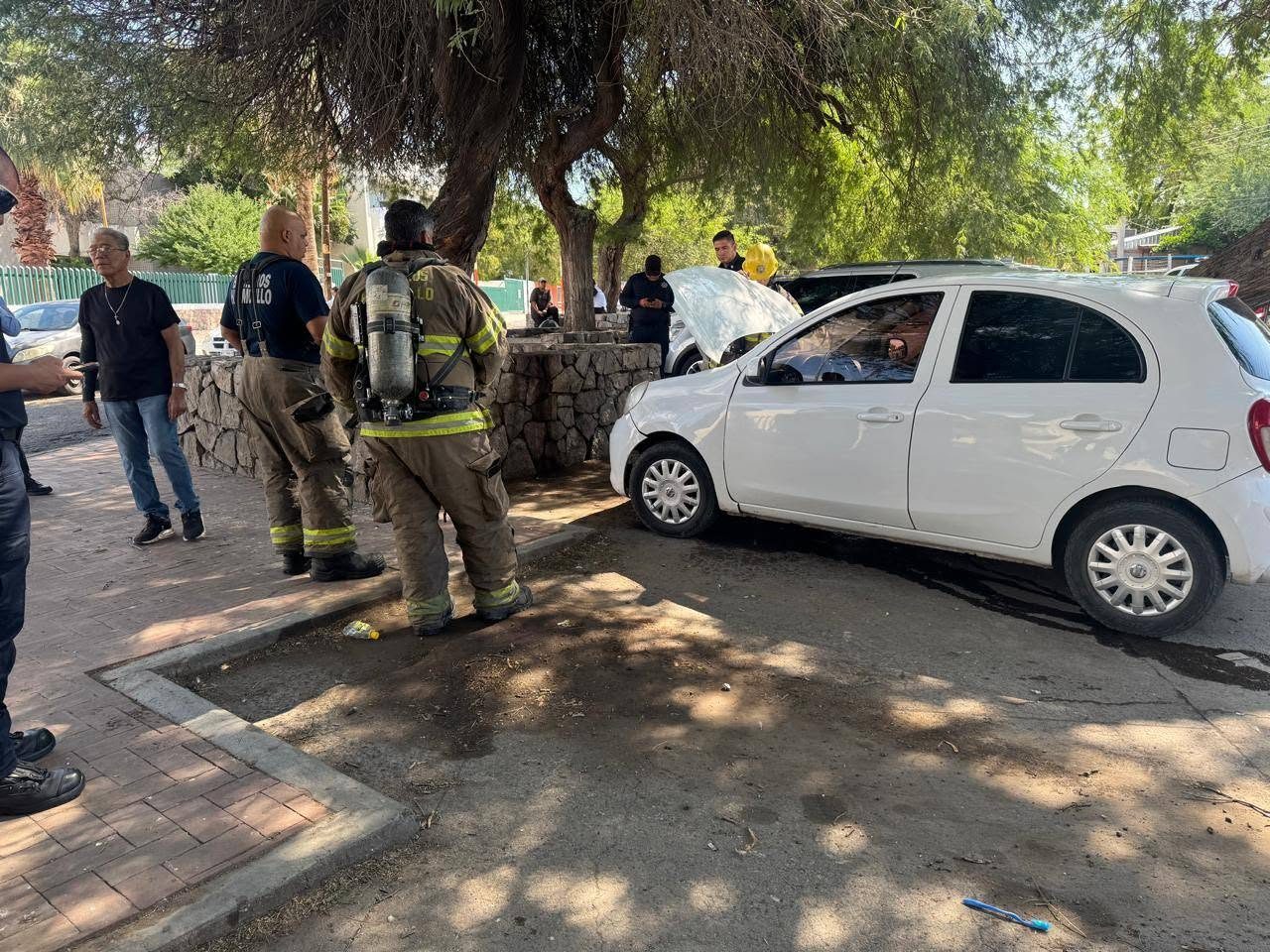 Incendio en vehículo moviliza a Bomberos en la colonia Modelo de Hermosillo