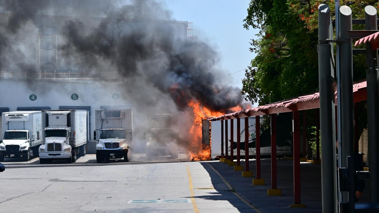 INCENDIO EN EMPRESA FRUVER MOVILIZA A BOMBEROS EN HERMOSILLO