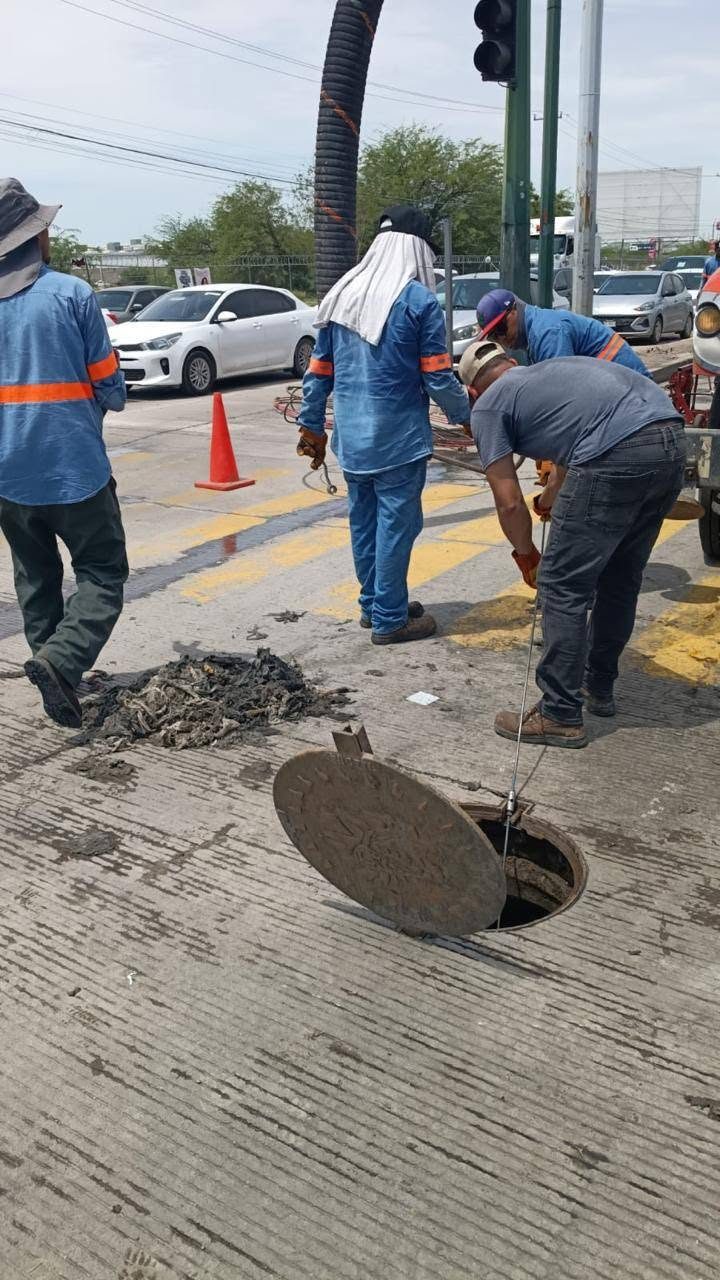 Llama AguaH a evitar tirar basura y residuos en calles y alcantarillas !