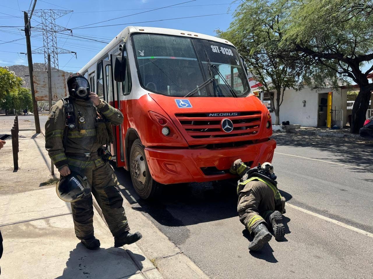 Explosión de compresor en camión urbano moviliza a bomberos al sur de Hermosillo