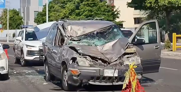 Choque entre tráiler y camioneta deja daños materiales en el bulevar López Portillo