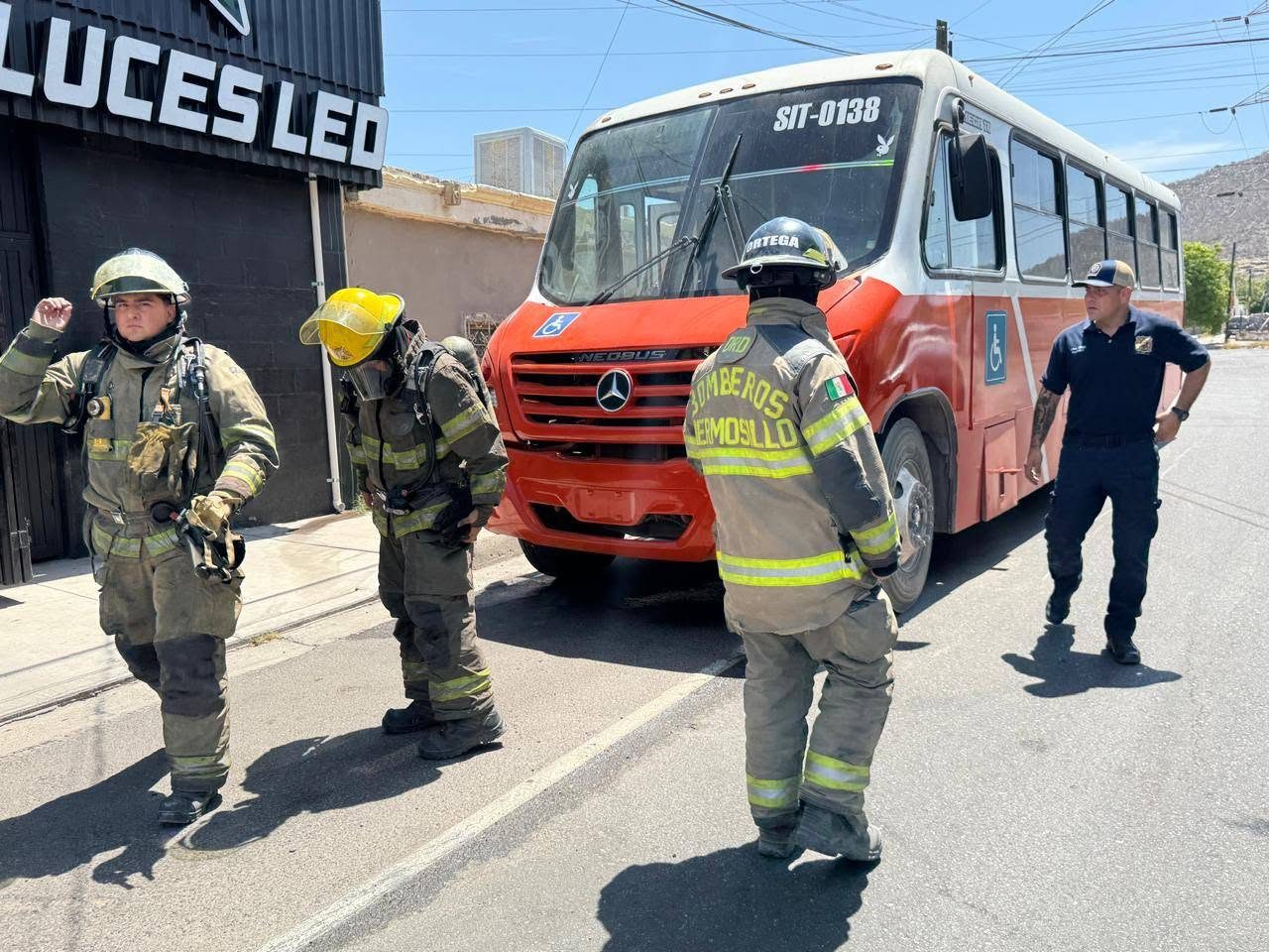 Explosión de compresor en camión urbano moviliza a bomberos al sur de Hermosillo