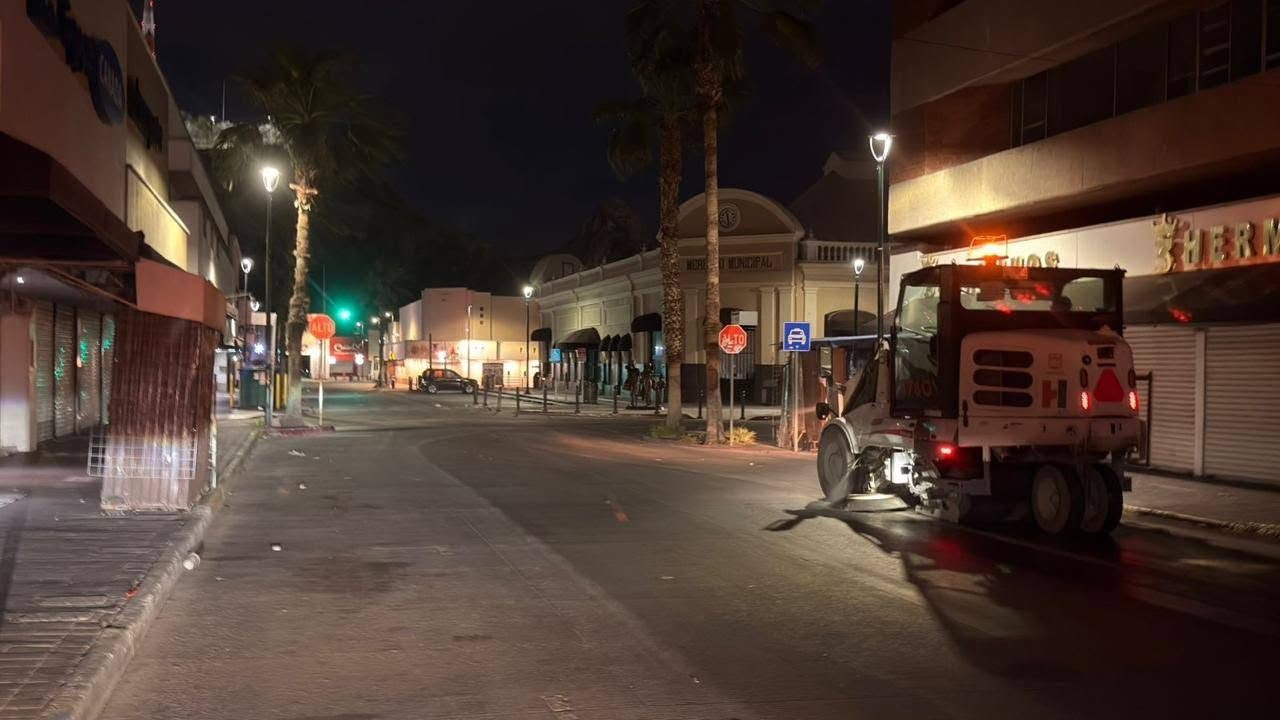 Mantiene Gobierno de Hermosillo limpieza con barrido en principales vialidades