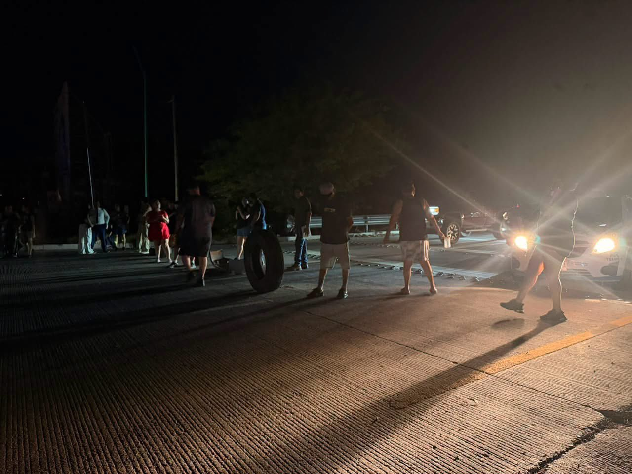 Ciudadanos del sur y alrededores bloquean la carretera México 15 por falta de suministro de luz!