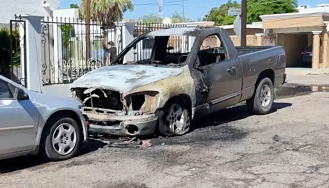 Falla eléctrica provoca incendio de una pick up en la colonia Villa Satélite, en Hermosillo
