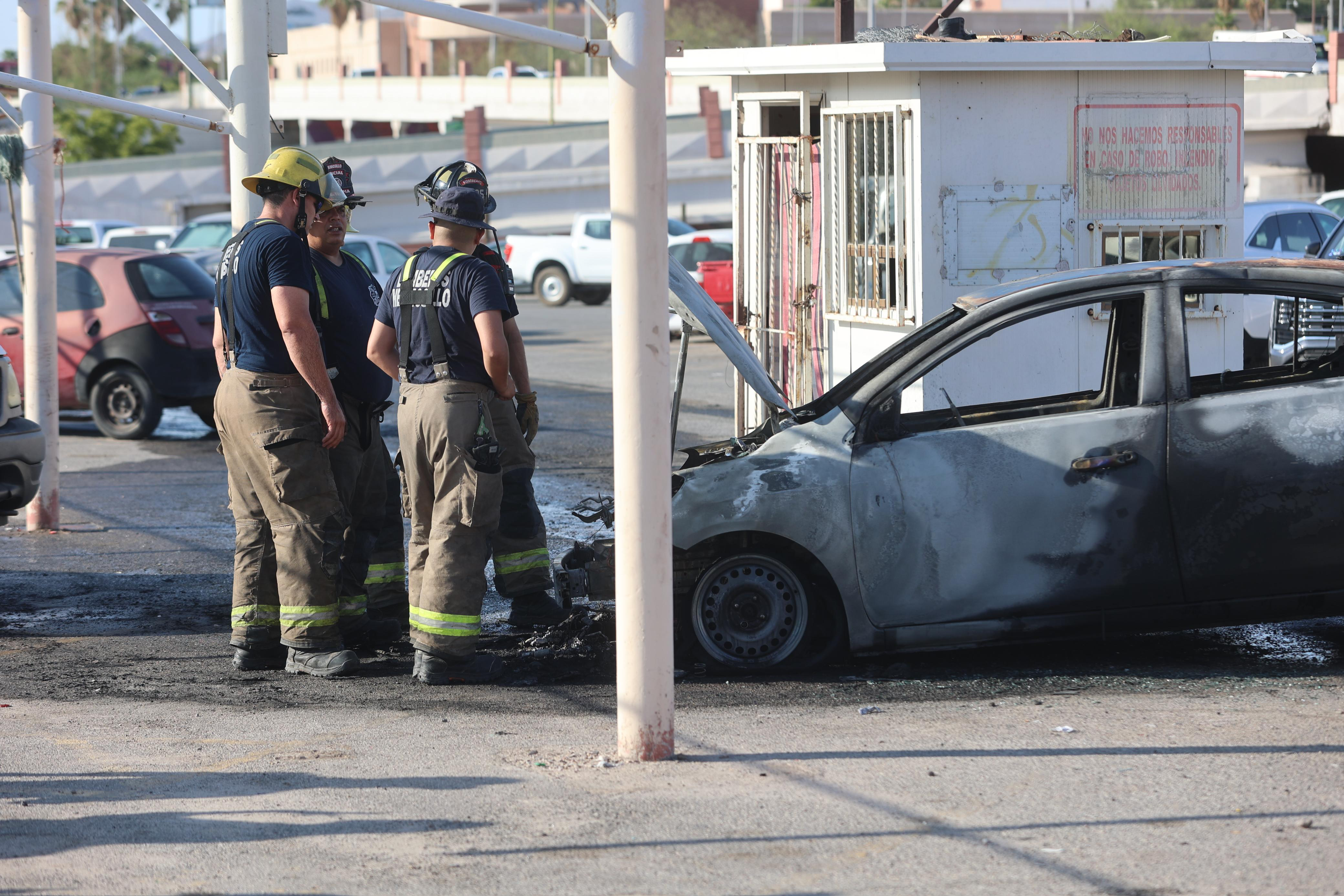 Un incendio destruyó un vehículo tipo sedán en uno de los estacionamiento del Centro de Gobierno.